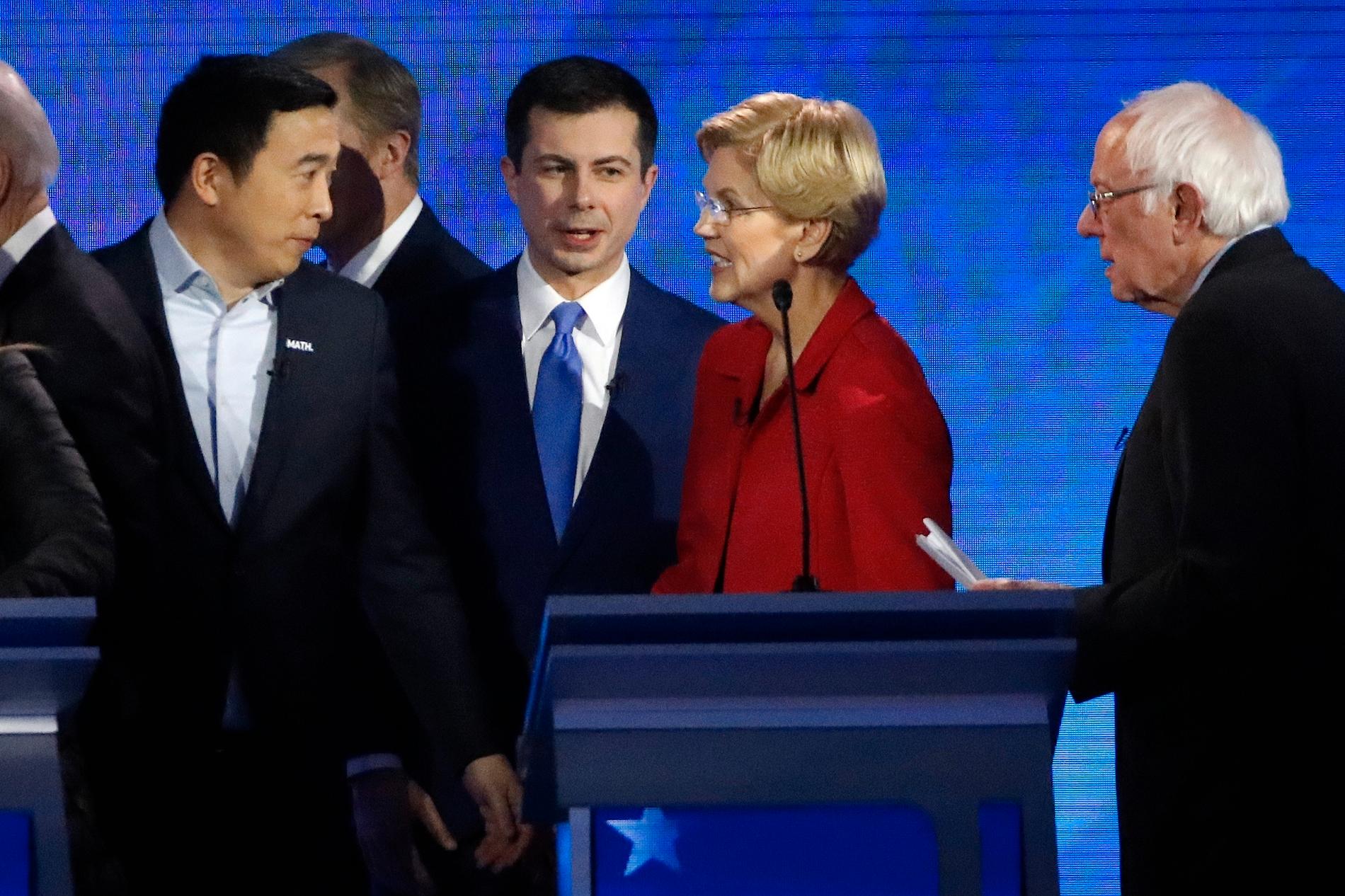 Andrew Yang, Pete Buttigieg, Elizabeth Warren och Bernie Sanders i samspråk efter debatten. 