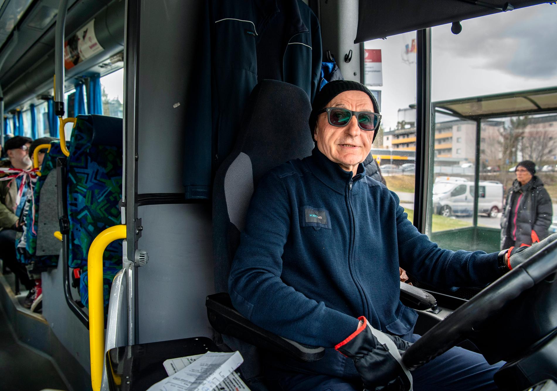 Bahram, 65, kör buss i Värmdö. Han har redan varit sjuk i corona.
