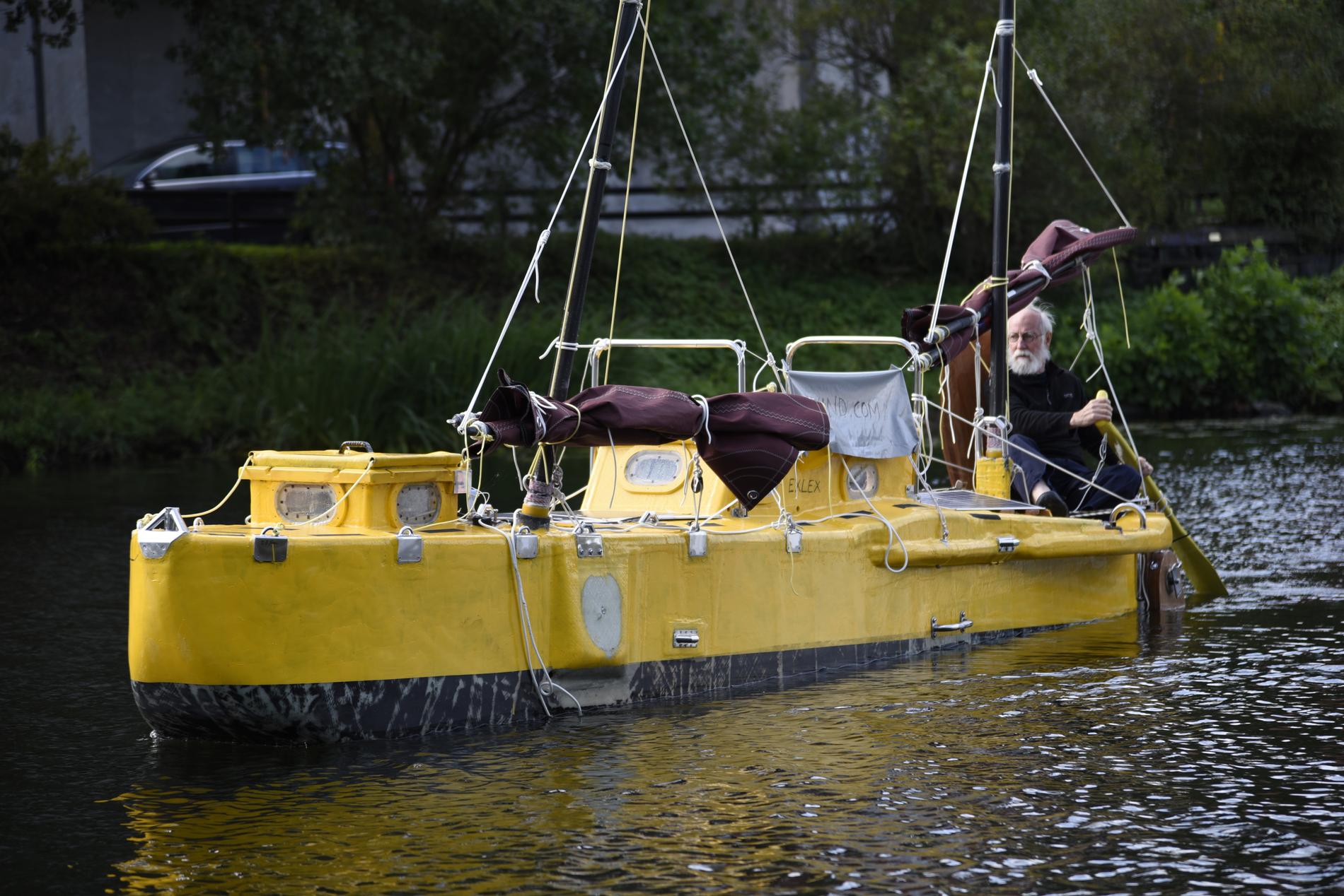 Sven Yrvind, 79, och hans hembyggda båt Exlex inför resan som nu avbrutits.