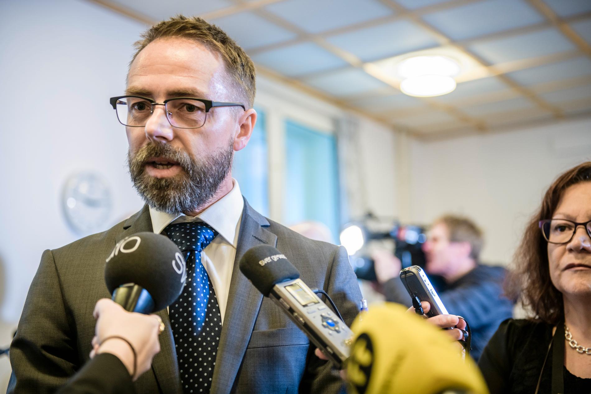 Åklagaren Hans Ihrman talar med medierna efter att rättegången mot den terrormisstänkte Rakhmat Akilov avslutats i Stockholms tingsrätt.