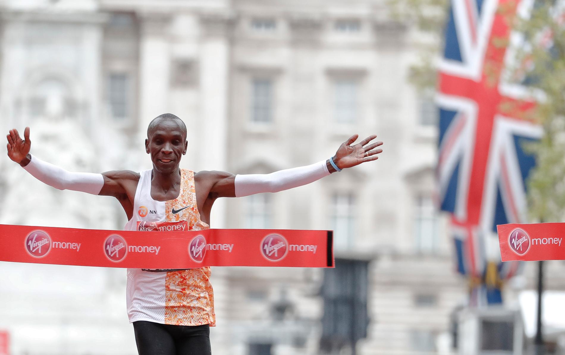 Fjolårsvinnaren Eliud Kipchoge är en av löparna som får springa London marathon i höst. Arkivbild.