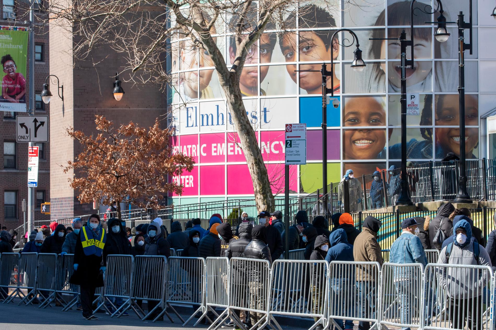 Människor köar för att testa sig för coronavirus i Queens, New York.