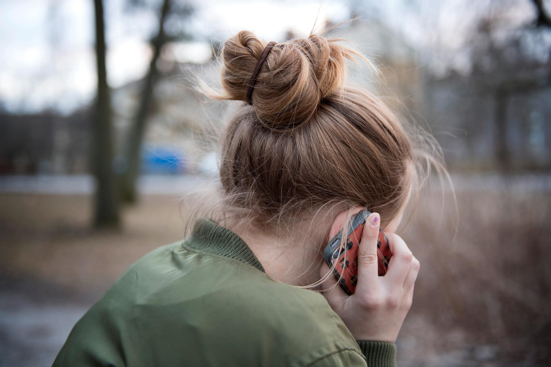 Gammal som ung som är orolig och vill prata med någon kan ringa till Röda Korsets nya stödtelefon. Arkivbild.