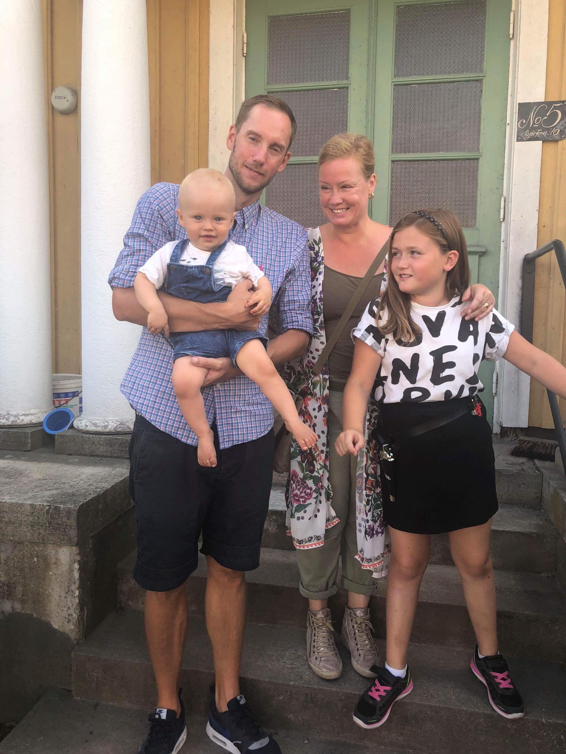 Dan Ericsson och sonen Svante tillsammans med Marie Nork och hennes dotter.