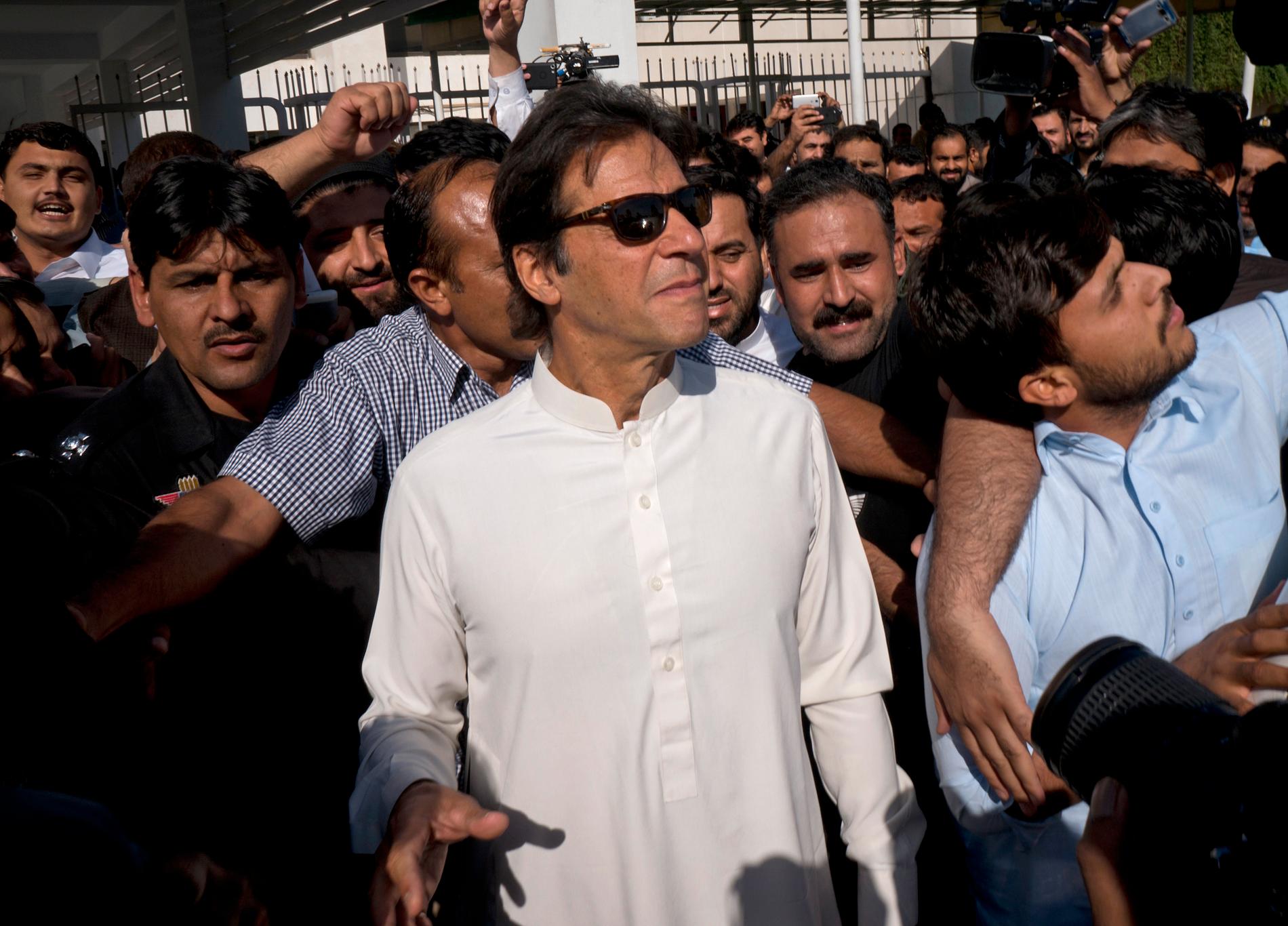 Pakistans oppositionsledare och tidigare cricketstjärnan Imran Khan spås leda sitt parti PTI till vinst i valet i Pakistan. Han har profilerat sig som en anti-korruptionspolitiker och var delaktig i den process som gjorde att premiärministern ställdes inför rätta för fiffel. Arkivbild.