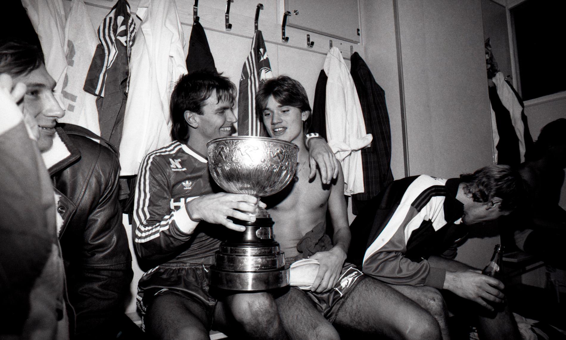 Jonny Rödlund och Tor Arne Fredheim med allsvenska pokalen 1989 efter segern med IFK Norrköping.