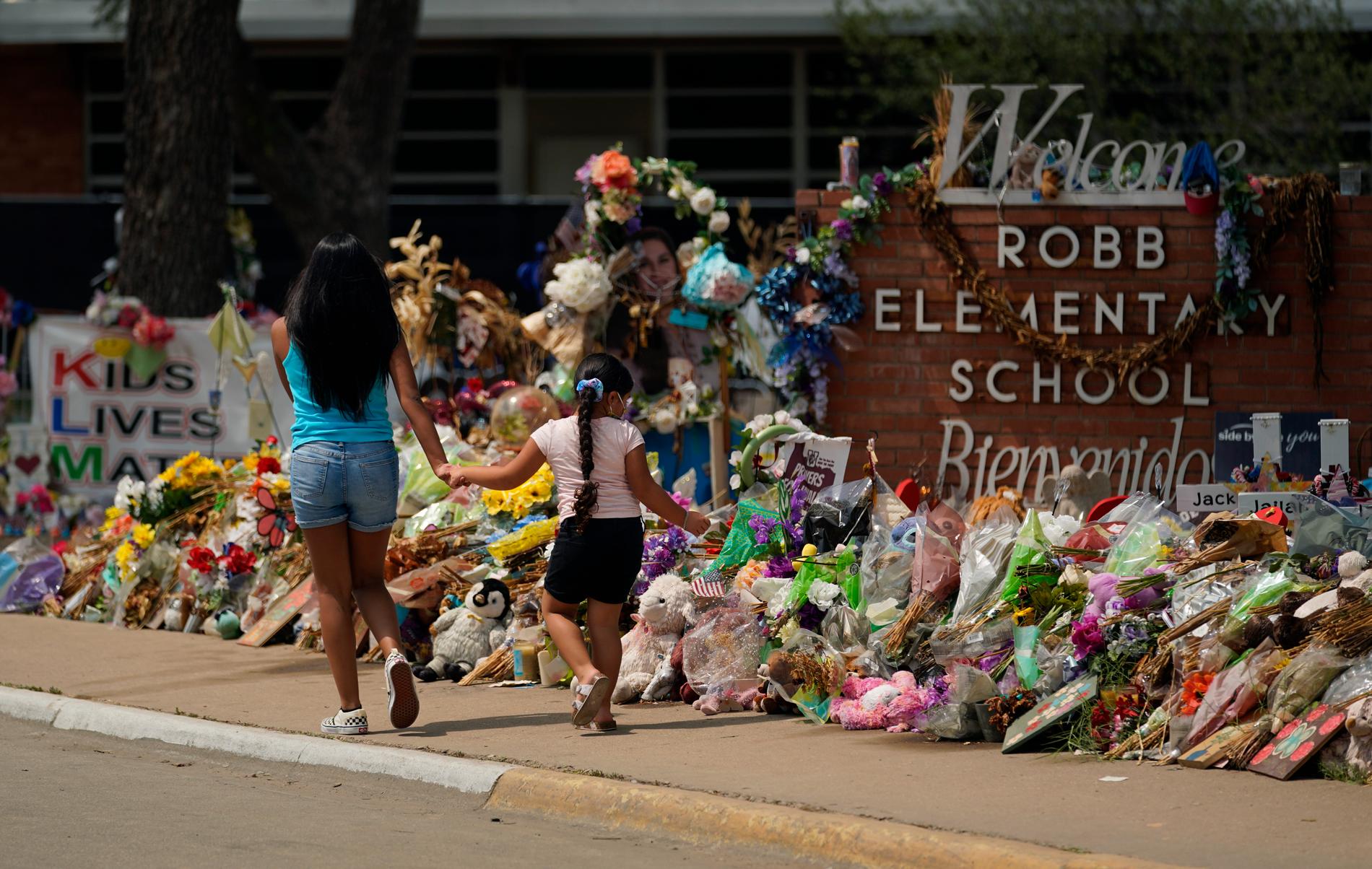Totalt dog 21 personer, varav 19 barn och två lärare, när 18-årige Salvador Ramos den 24 maj klev in på Robb Elementary School och öppnade eld i två klassrum.