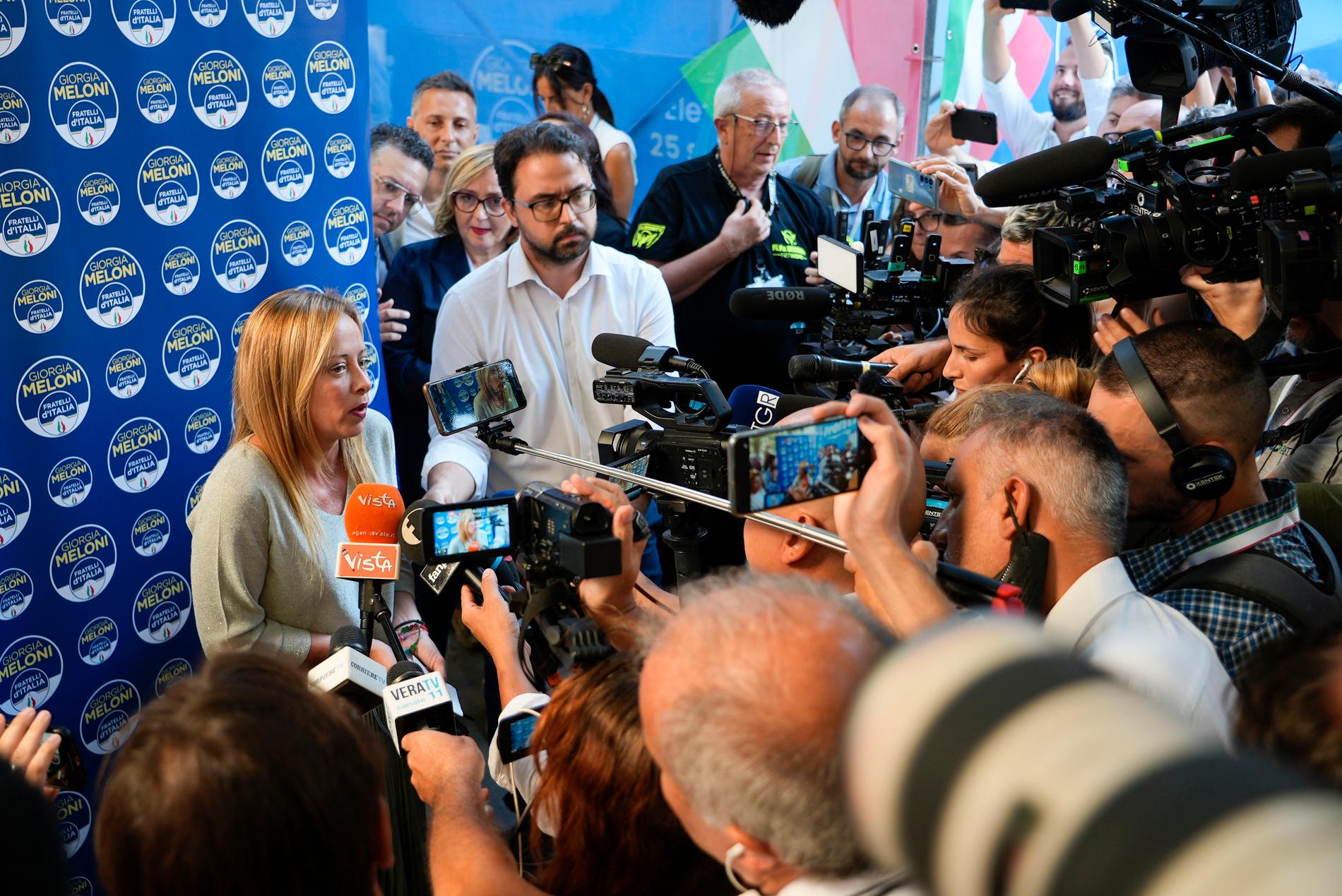 Giorgia Meloni vid en valupptaktspressträff den 23 augusti.