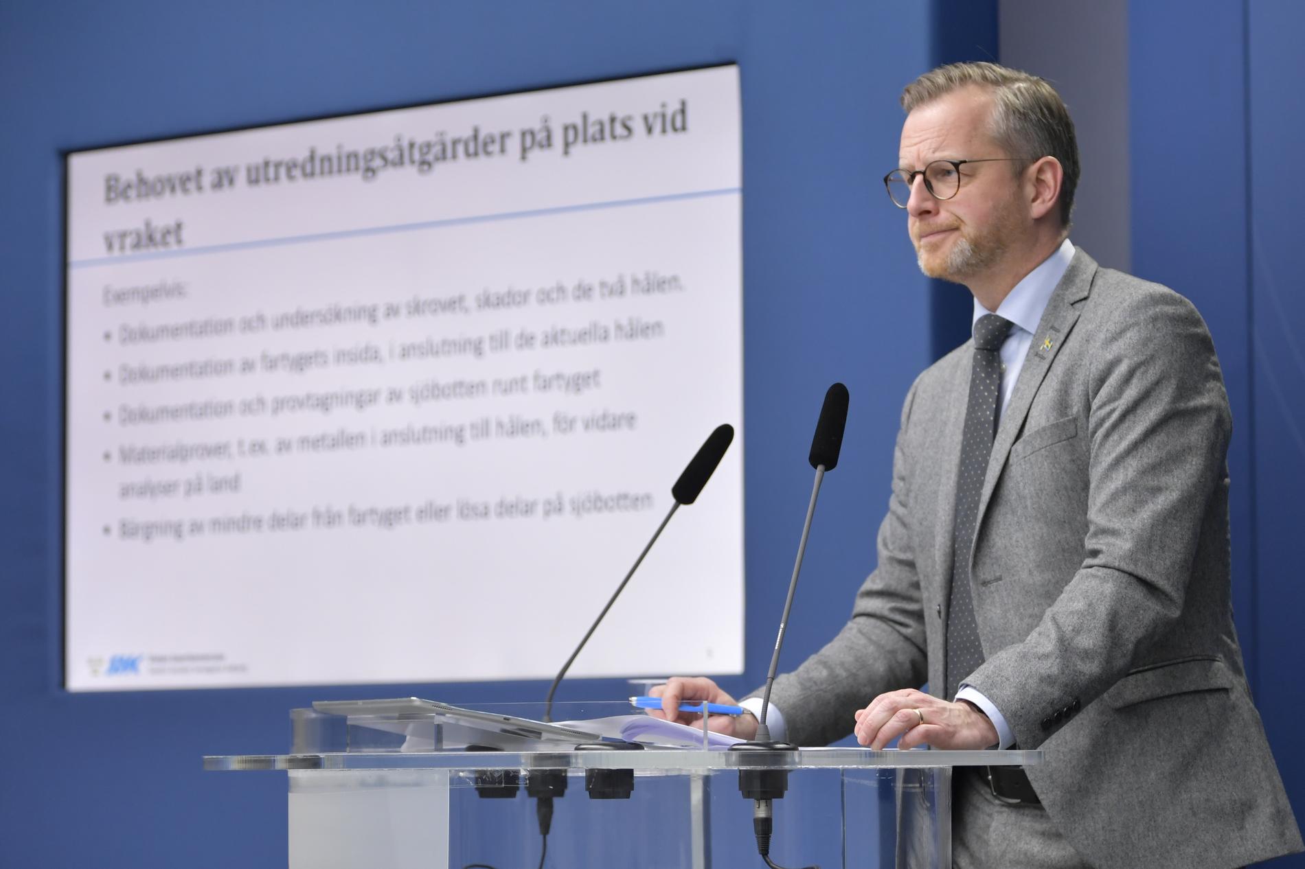 Inrikesminister Mikael Damberg (S) berättade vid pressträff att regeringen vill göra ändringar i gravfridslagen gällande Estonia för att möjliggöra nya undersökningar av vraket.