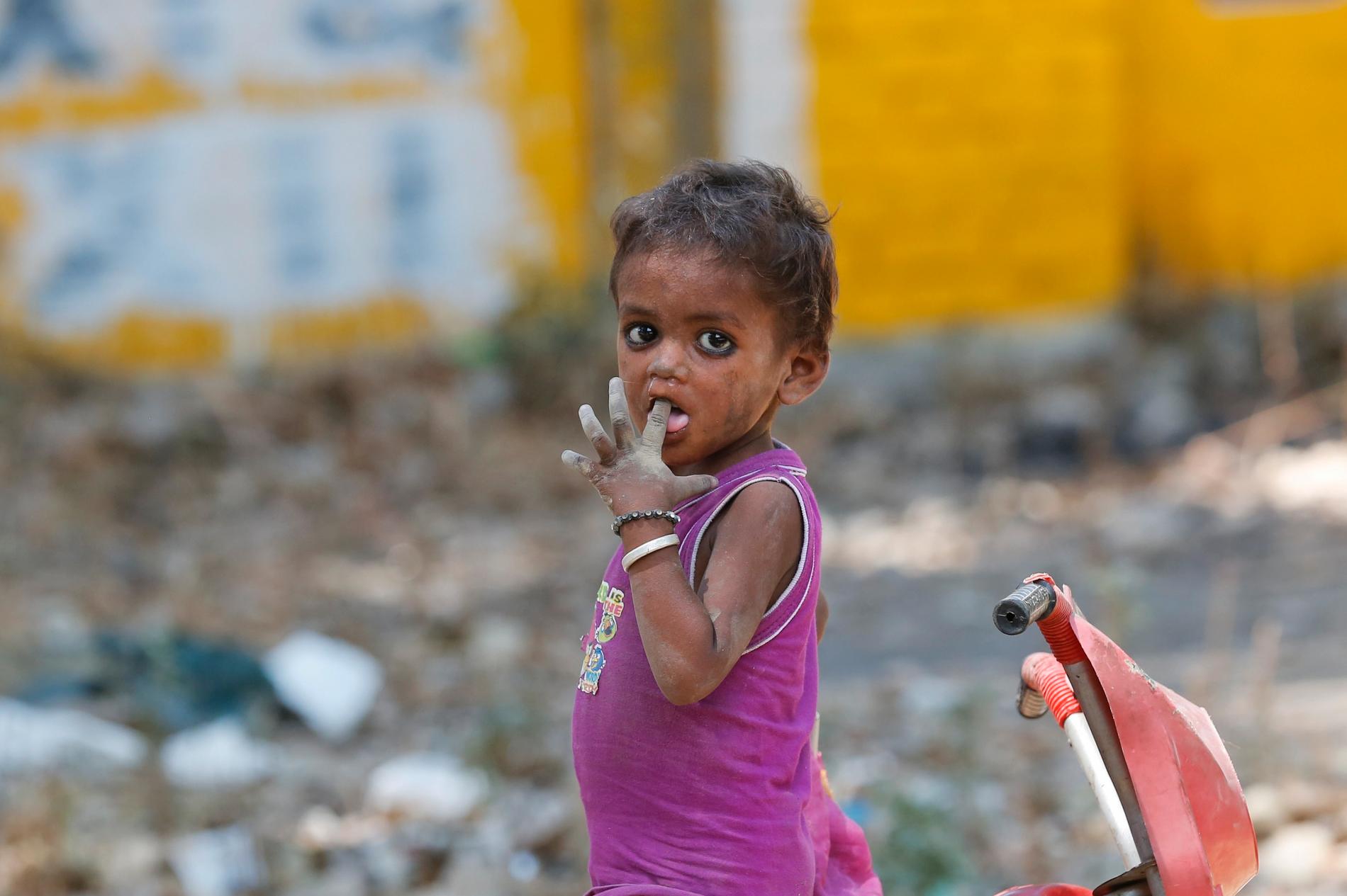 Ett hemlöst barn i Allahabad, Indien, det landet i världen med högst antal fattiga. Arkivbild.
