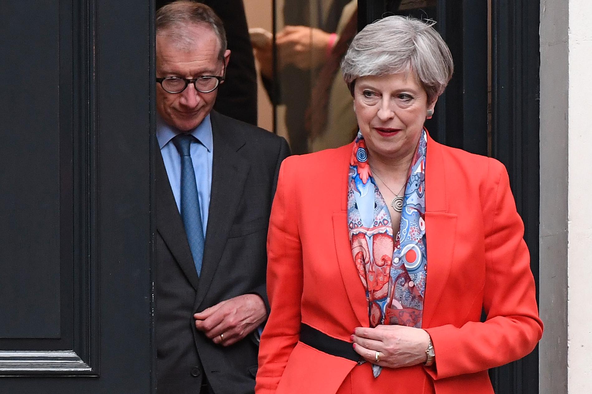 Theresa May lämnar partihögkvarteret på fredagsmorgonen