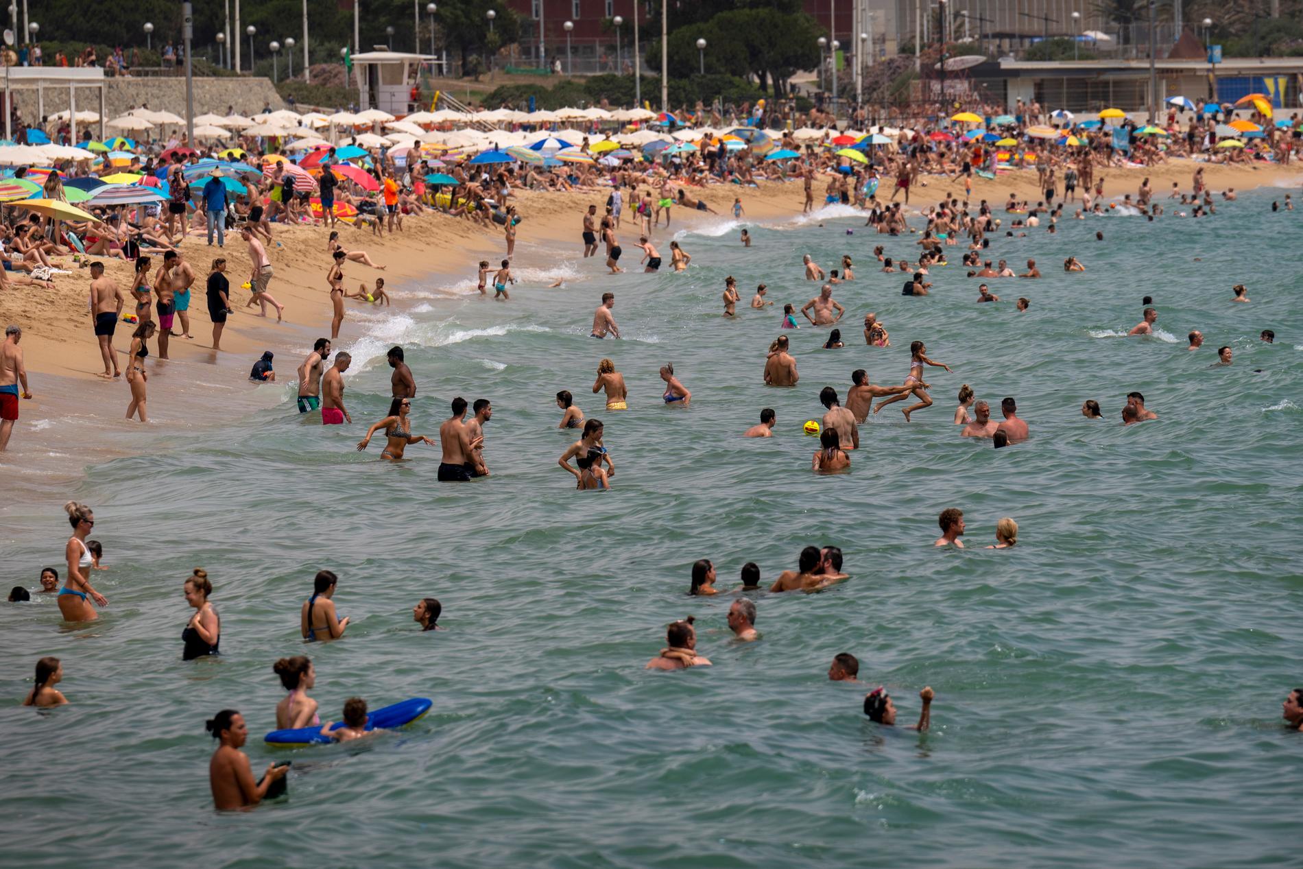 Ett besök på stranden i Barcelona kan locka i den europeiska sommarhettan. 