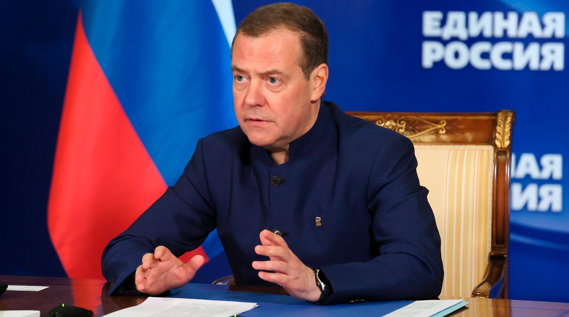 Det går många rykten om Dmitrij Medvedevs höga alkoholkonsumtion. Enligt två källor är han ofta berusad när han skriver inlägg på meddelandtjänsten Telegram.