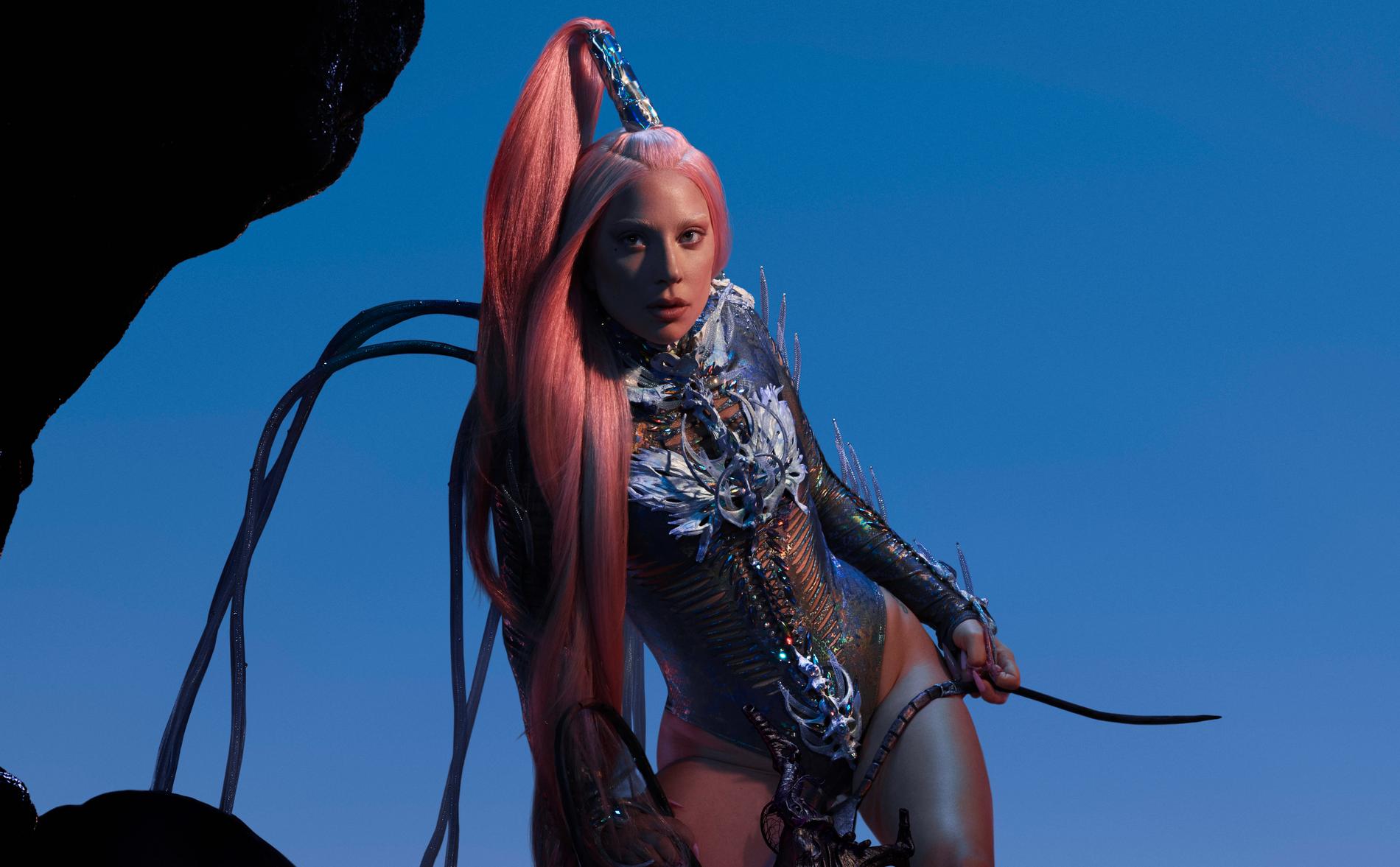 Lady Gaga jagar bort demonerna med discoeufori på nya albumet.