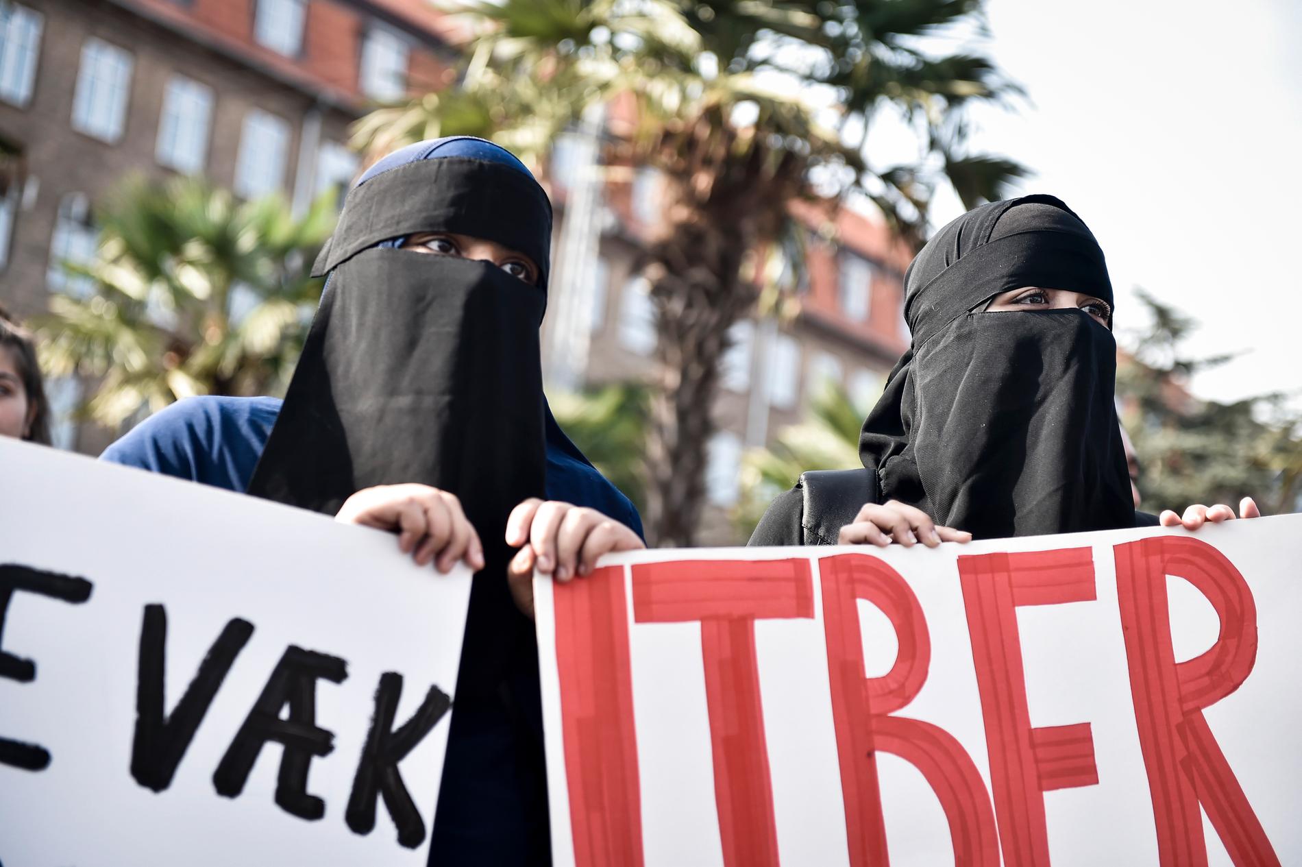 Den danska lagen som förbjuder ansiktstäckande klädsel på offentlig plats har kritiserats för att rikta sig mot muslimer.