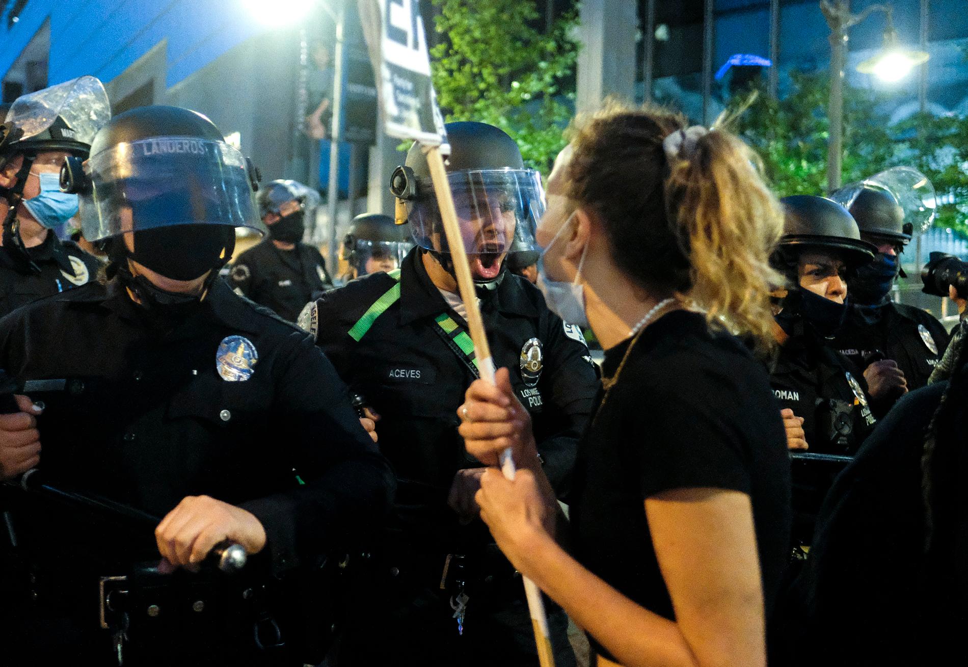 Poliser och demonstranter i Los Angeles på fredagen.
