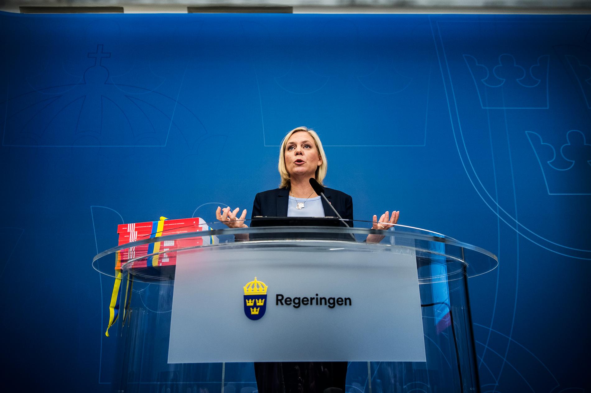 Magdalena Andersson vid pressträffen.