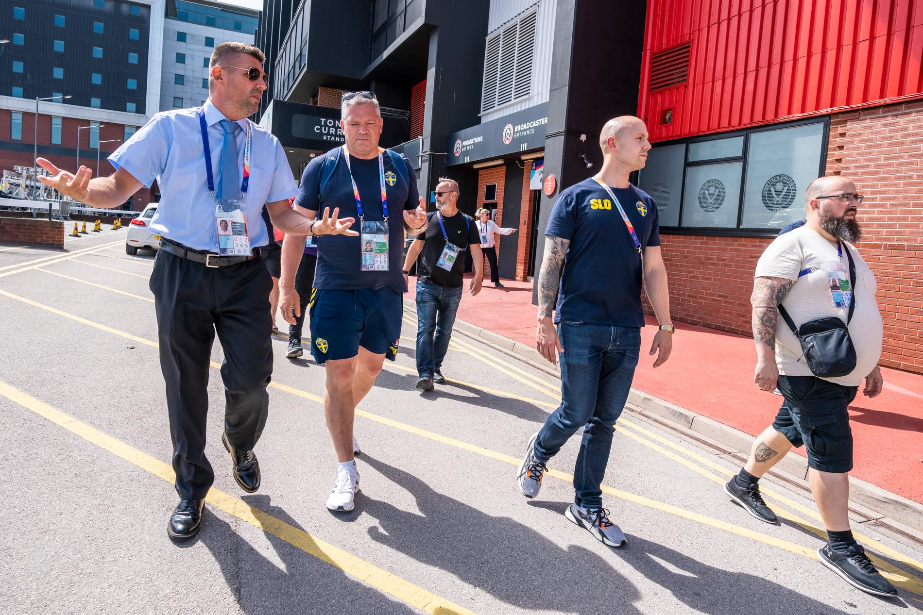 Martin Fredman, säkerhetschef på fotbollsförbundet, går säkerhetsrunda vid Bramall Lane tillsammans med UEFA.