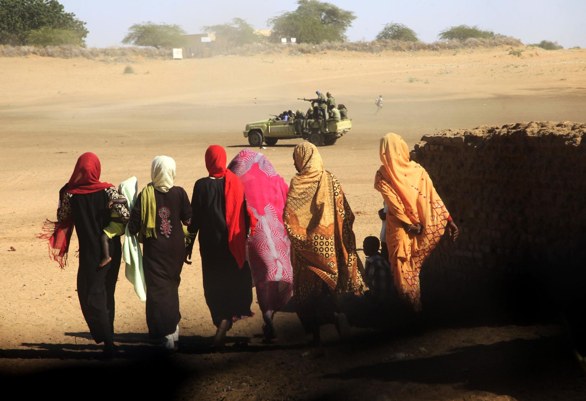 Omkring 2,5 miljoner människor har tvingats fly sina hem i Darfurprovinsen i Sudan. Nya attacker har genomförts mot jordbrukare. Arkivbild.