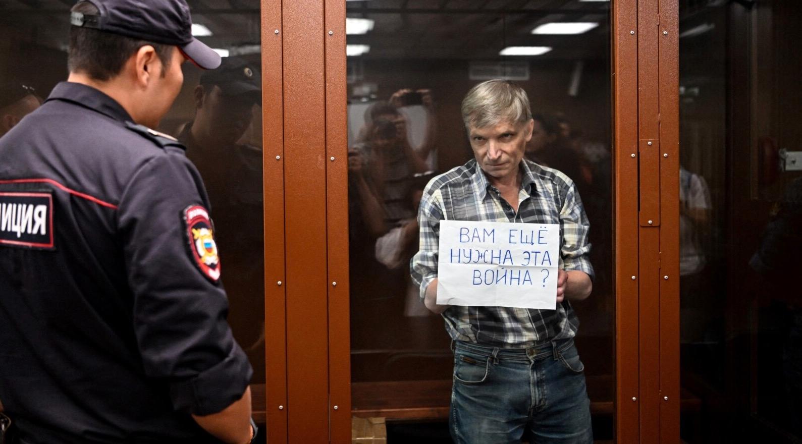 Lokalpolitikern Aleksej Gorinov dömdes till sju års fängelse. I domstolen höll han upp en skylt där det stod ”vill ni fortfarande ha det här kriget?”