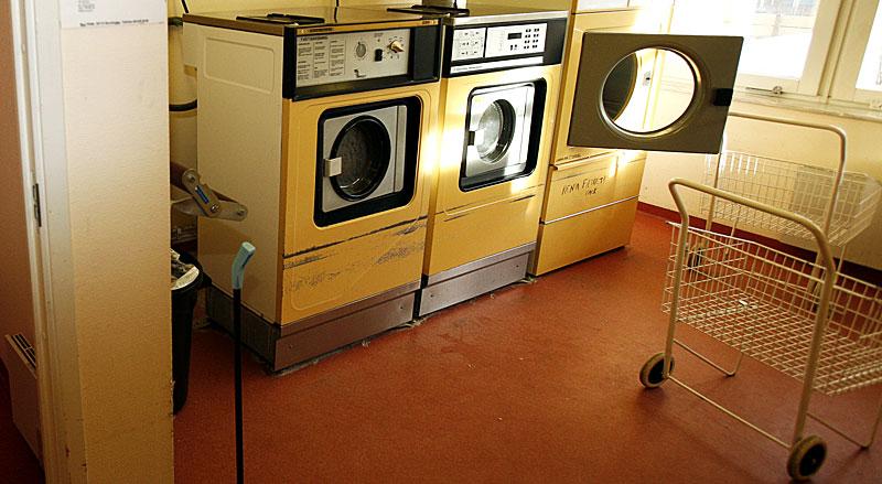 Många lappar i tvättstugan saknar avsändare och leder inte längre till irritation – eller ett gott skratt. På tre år har grannfejderna i tvättstugan tredubblats.