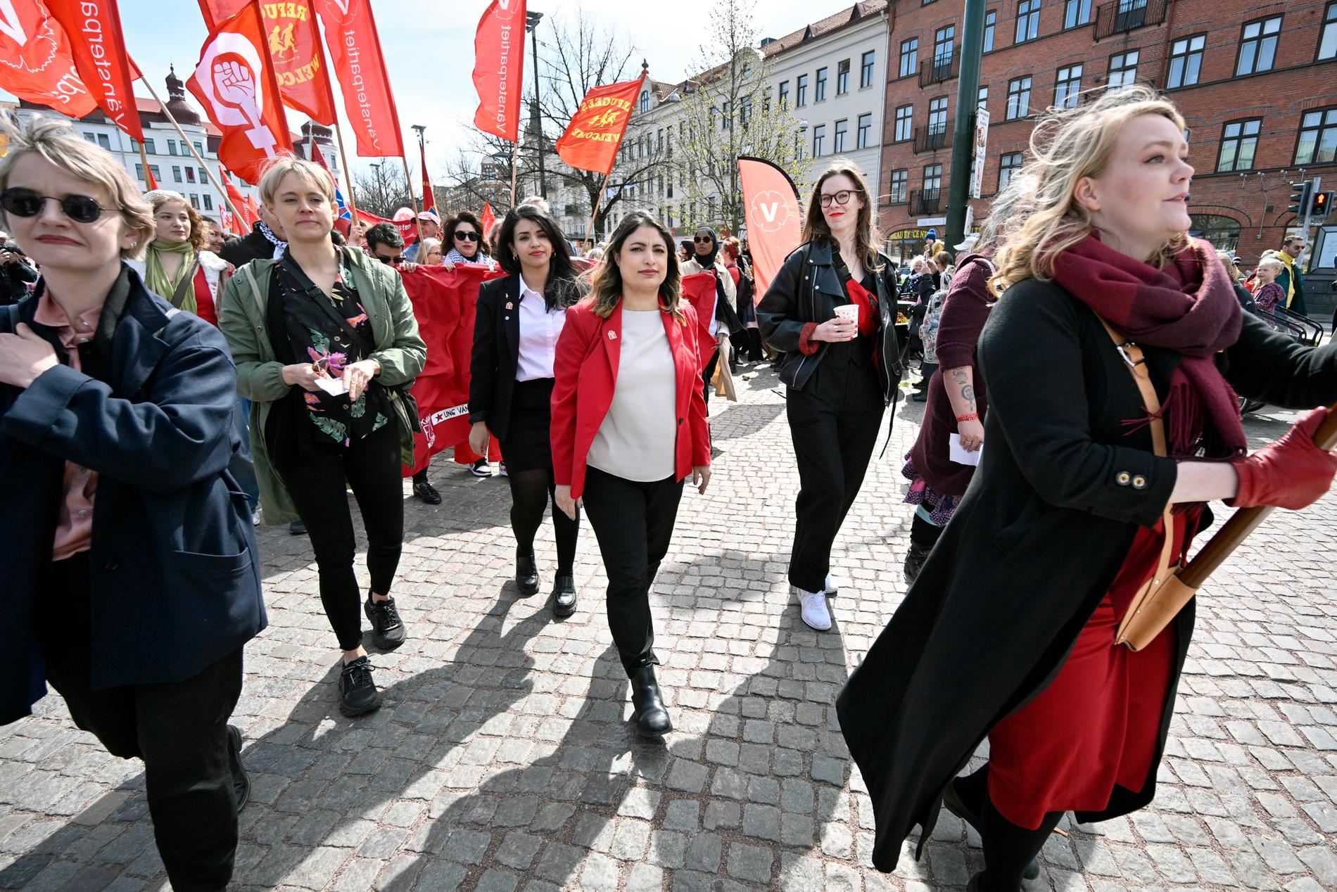 Vänsterpartiets partiledare Nooshi Dadgostar (V) och Ava Rudberg, ordförande Ung Vänster, (till höger om Dadgostar) i spetsen för Vänsterpartiets demonstrationståg i Malmö.