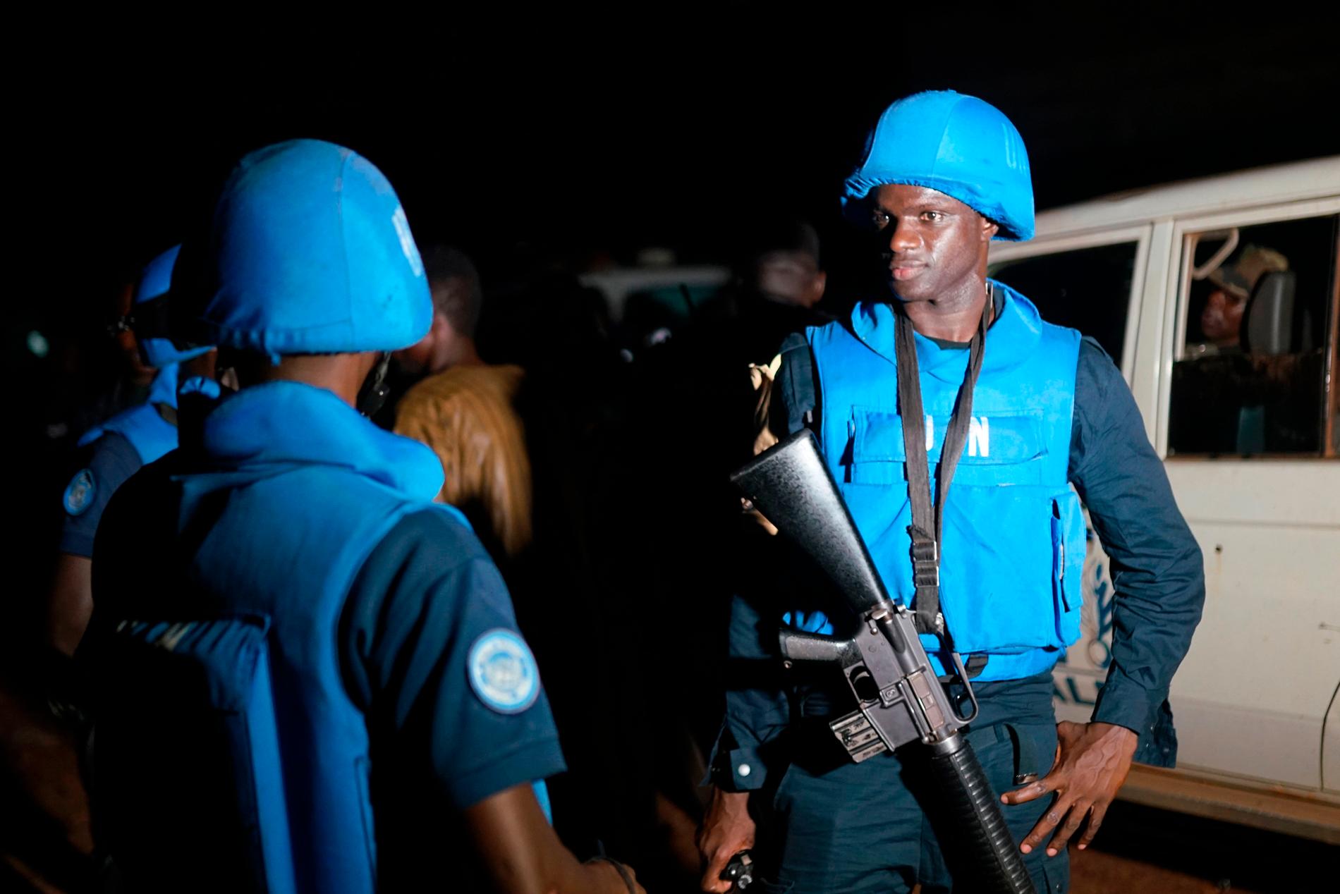 FN-soldater vid attentatsplatsen. 