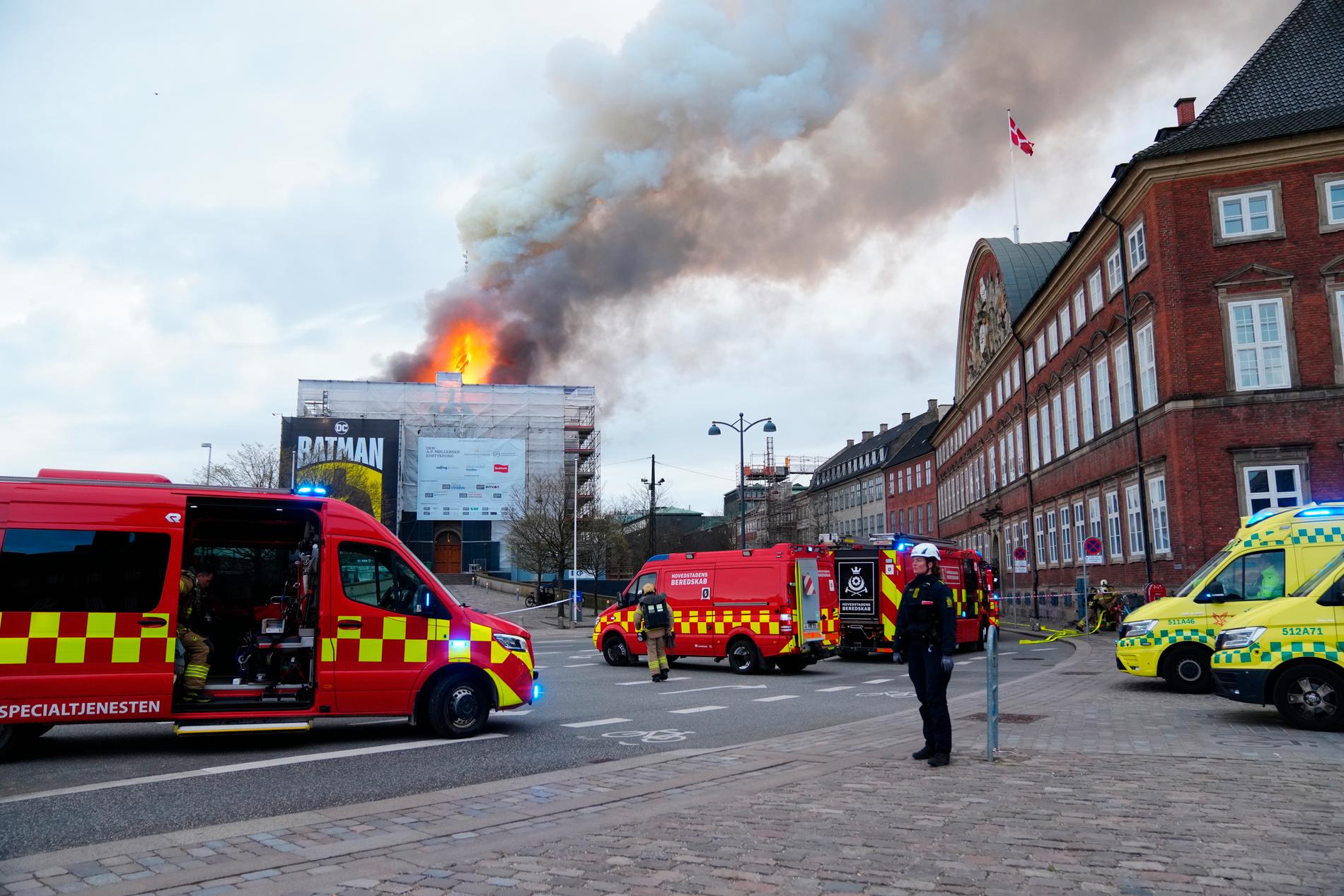 Det brinner i den historiska byggnaden Børsen i Köpenhamn.