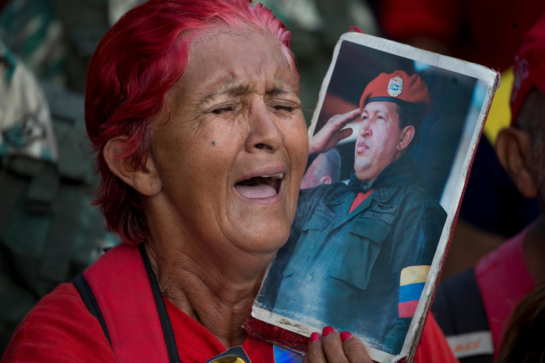 En anhängare till sittande presidenten Nicolás Maduro under regimens demonstration i Caracas.