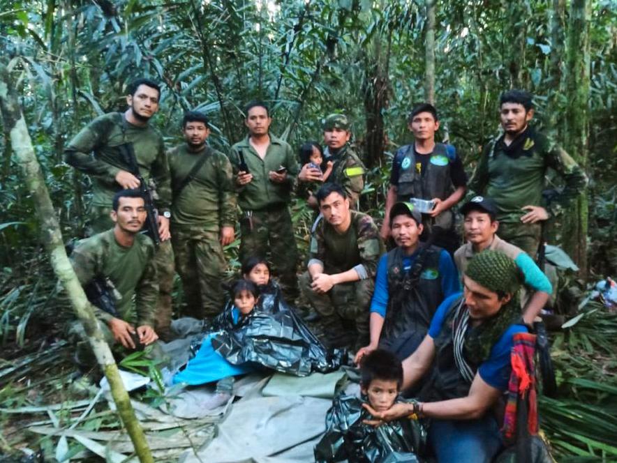 Barnen och soldaterna som hittade dem i djungeln.