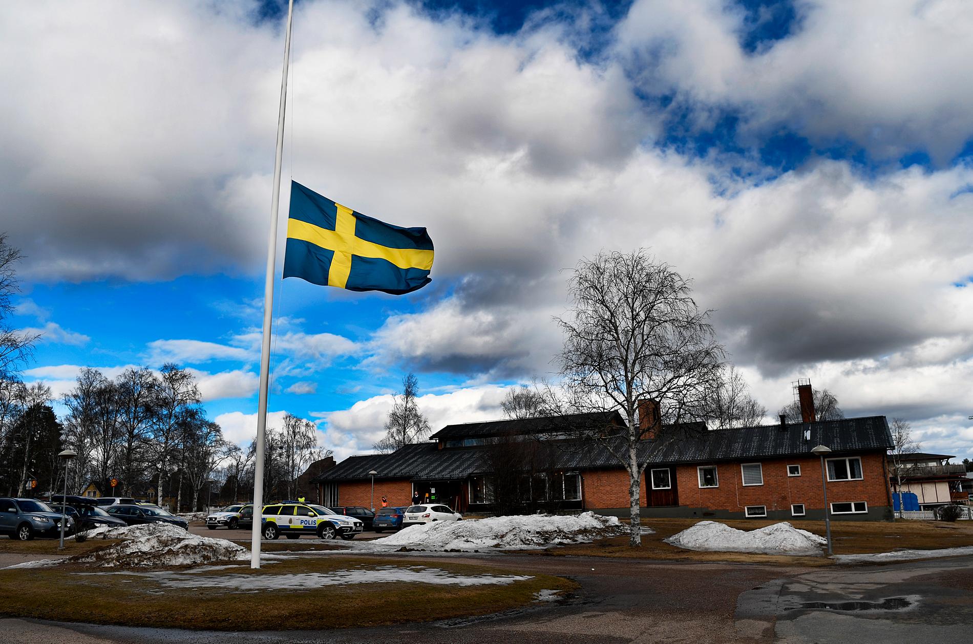 Flagga på halv stång utanför församlingshemmet i Sveg.