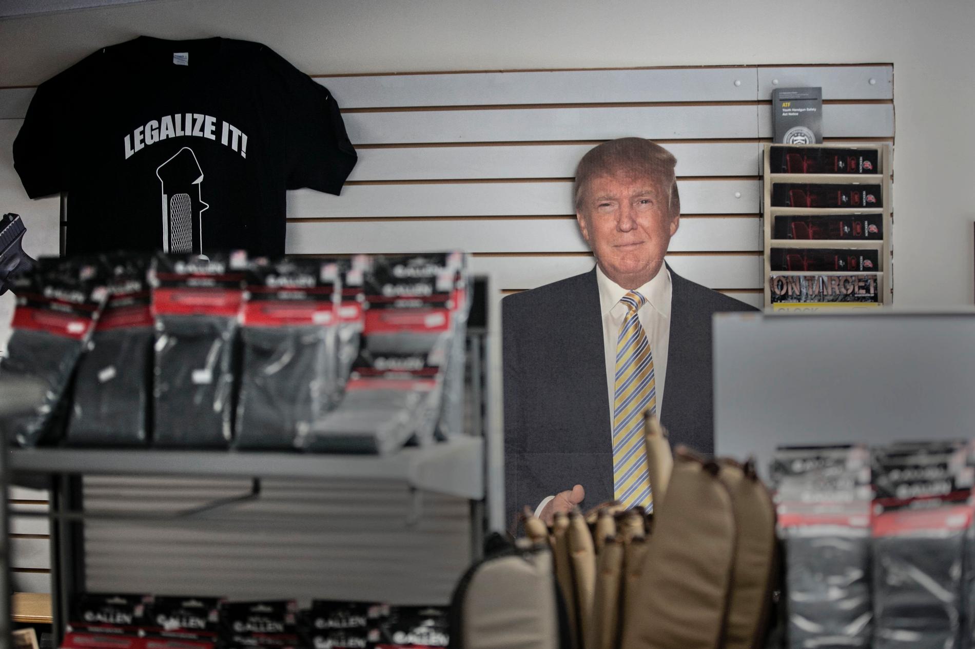 En pappfigur föreställande president Donald Trump i vapenbutiken ”Long Island Gun Source”. 
