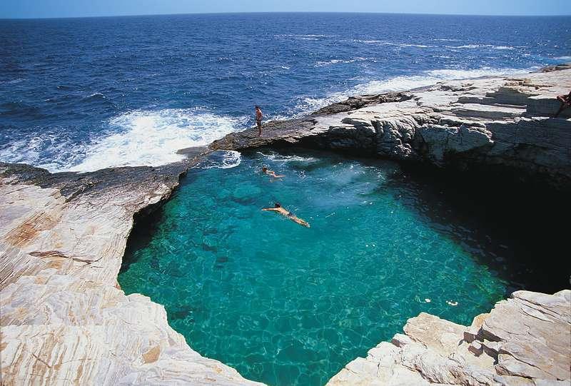 Thassos ligger bara 25 minuter med färja från grekiska  fastlandet. Här finns det andlöst vackra badvikar att svalka sig i.
