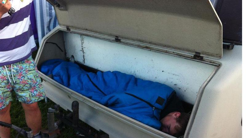 Annorlunda val av sovplats Rickard Hansson, 21, campade på Axevallas travbana. En natt valde han att sova i gasluckan på husvagnen.