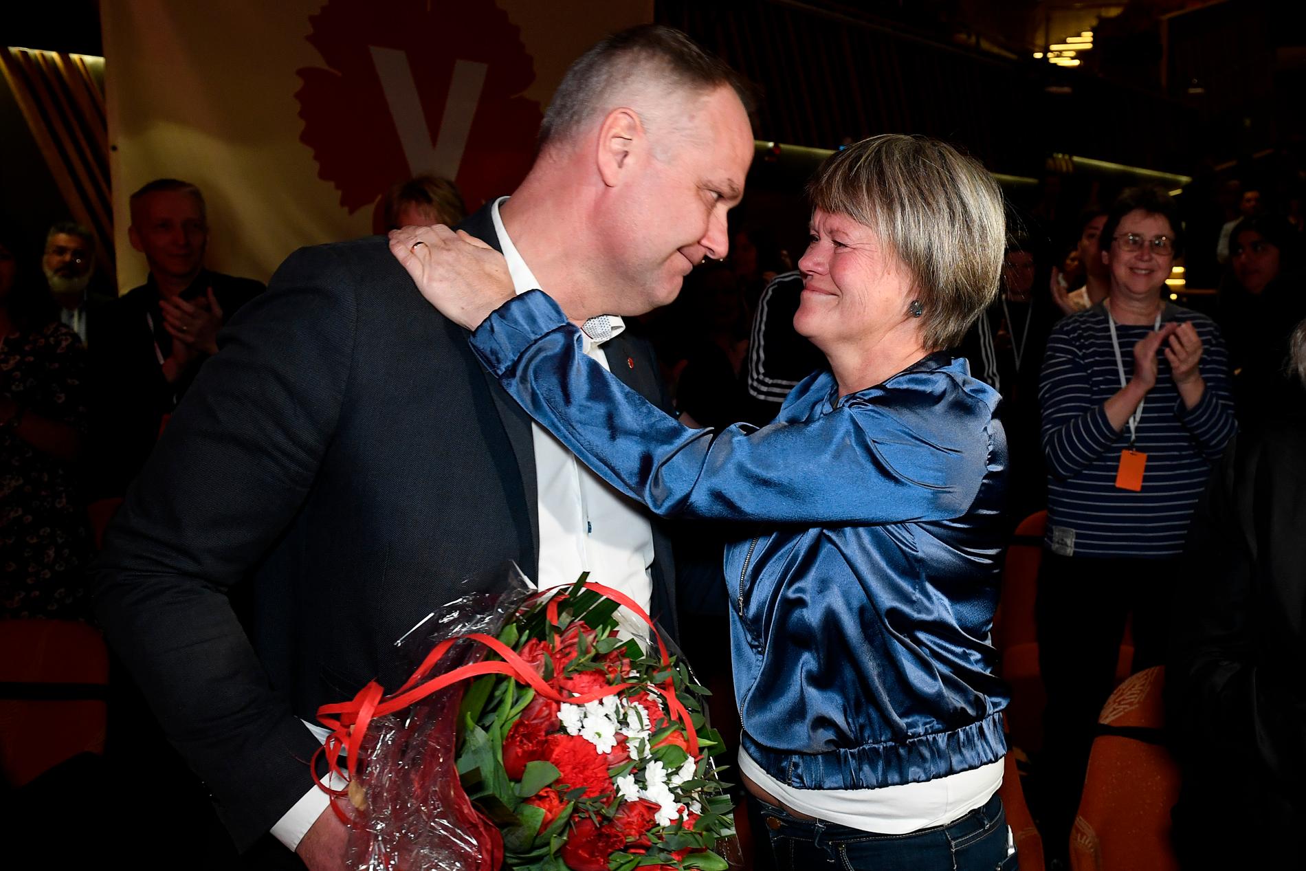 Jonas Sjöstedt kramas om av Ulla Andersson efter att han omvalts som partiordförande