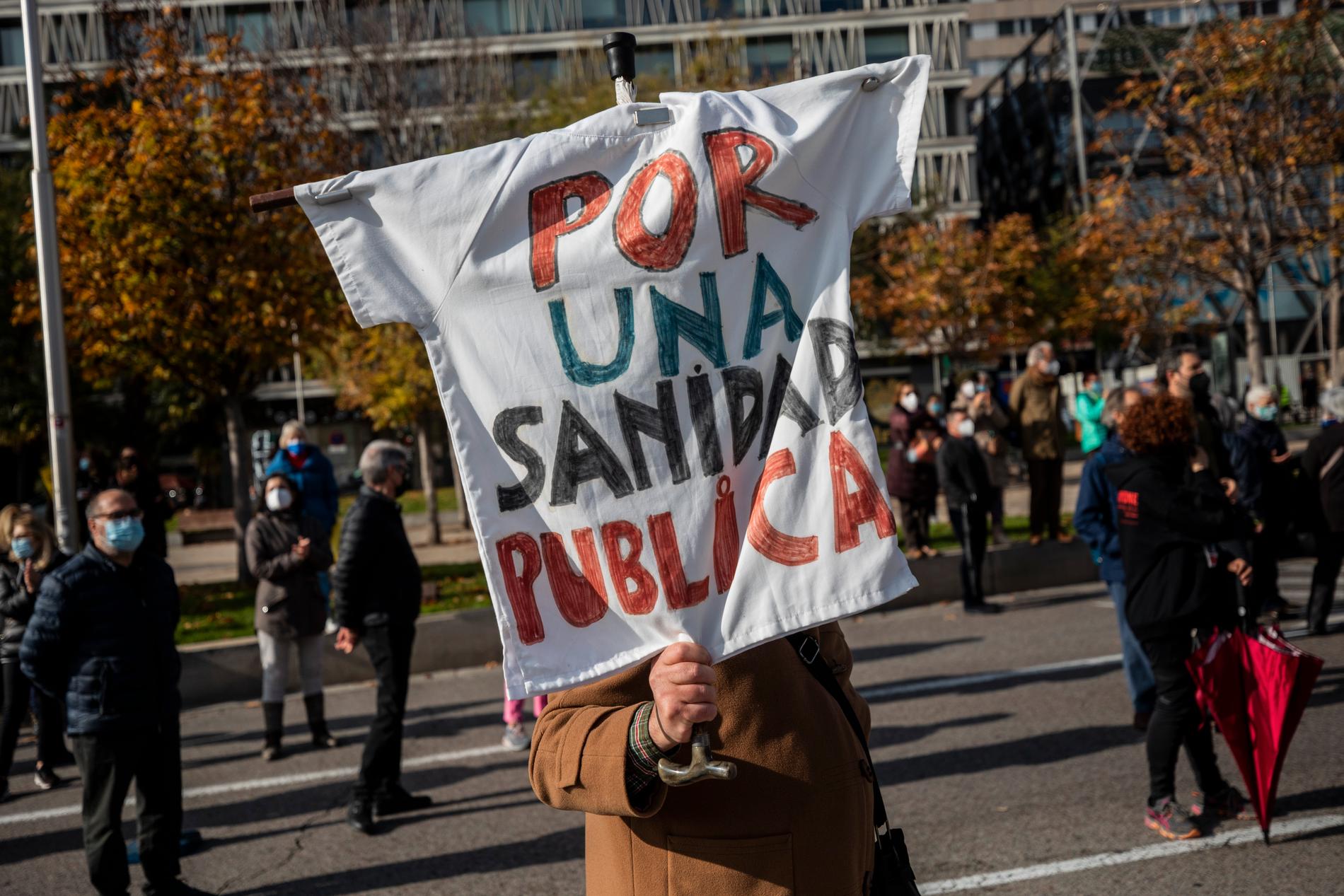 En demonstrant i Madrid drar en lans "för en offentligt vård" på söndagen.
