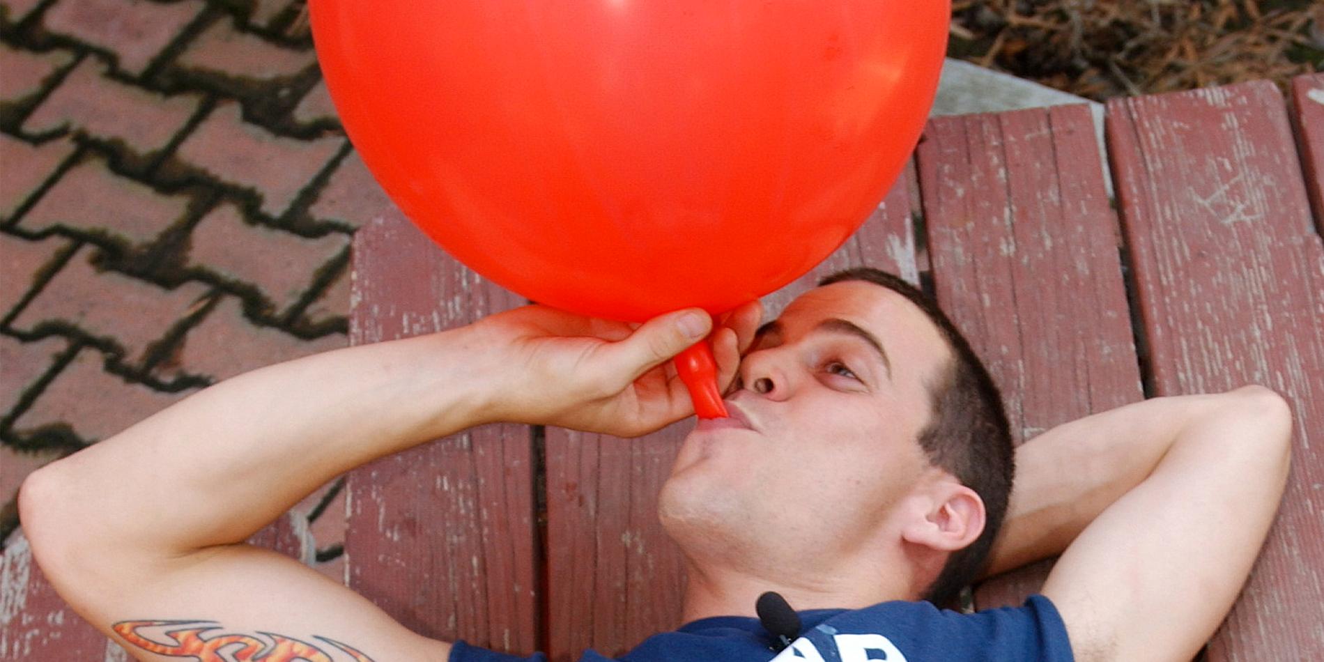 Skådespelaren Steve Glover ”Steve-O” tar lustsgas med hjälp av en ballong.