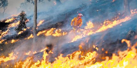 En ojämn kamp Brandmannen Andrew Charter kämpar mot flammorna nära Ryleston i New South Wales, den 23:e november. Det var den varmaste månaden i Sydney på 190 år, och Rural Fire Services förbereder sig på en rekordvarm sommar.