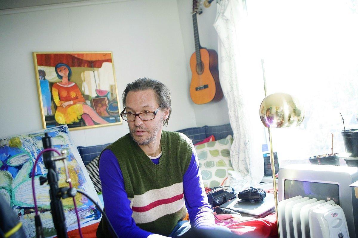 HYLLAS. Olle Ljungström tar emot hemma hos producenten för hans nya album ”Sju”, Torsten Larsson 2011. Ett album som Söndags Tore S Börjesson beskriver som hans bästa sen ”Det stora kalaset” (1997).