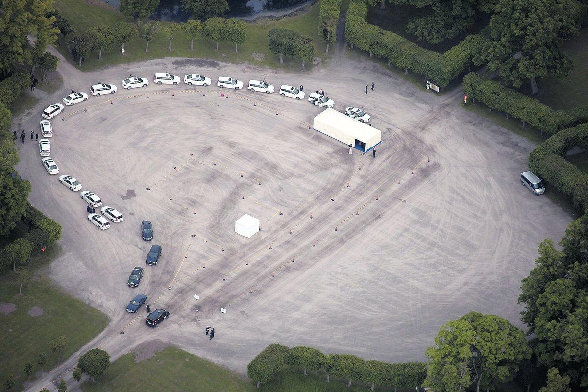 Alla gäster fick kliva av sina bilar på grusparkeringen för att skjutsas i vita bilar genom parken till slottet.