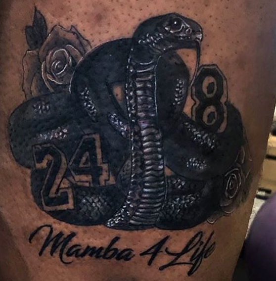 LeBron James visar upp sin tatuering.