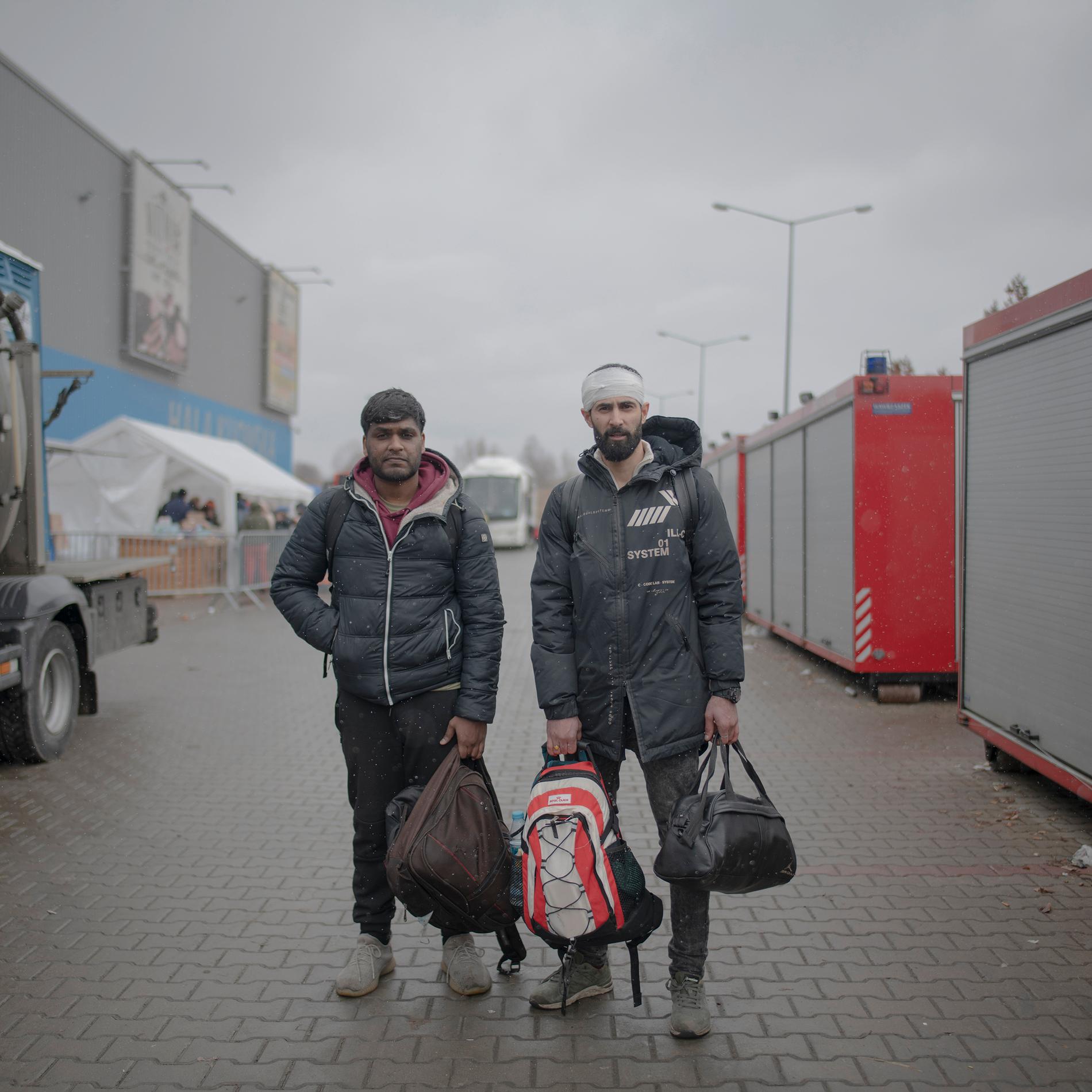 Vännerna Mohannad, 29, från Irak och Abraham, 23, från Storbritannien har tagit sig ut ur Ukraina via Polen.