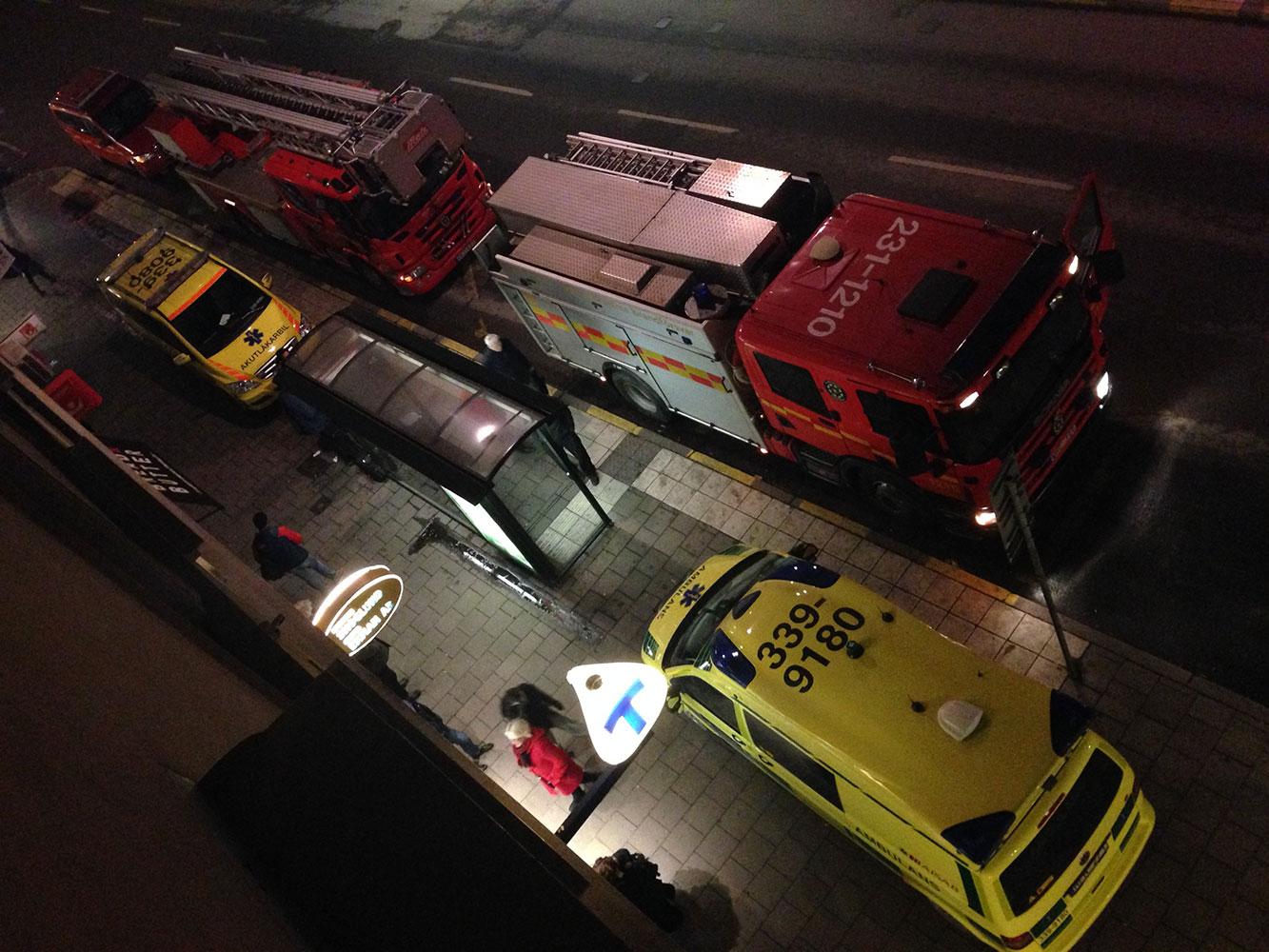 En man skadades när han kördes på av ett tunnelbanetåg vid Östermalmstorg.