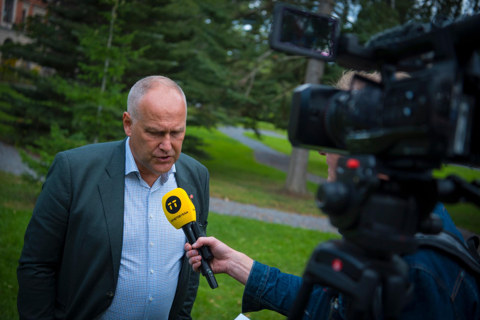 Vänsterpartiets ledare Jonas Sjöstedt försvarar partiets agerande gentemot den tidigare medlemmen och riksdagsledamoten Amineh Kakabaveh.