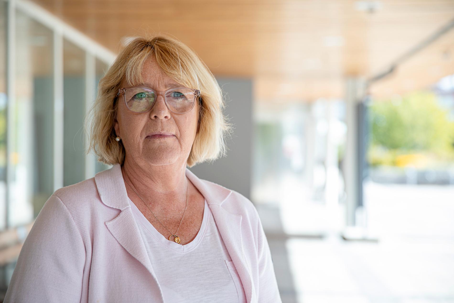 Irene Svenonius finanslandstingsråd i Stockholms län besöker Nacka närsjukhus.
