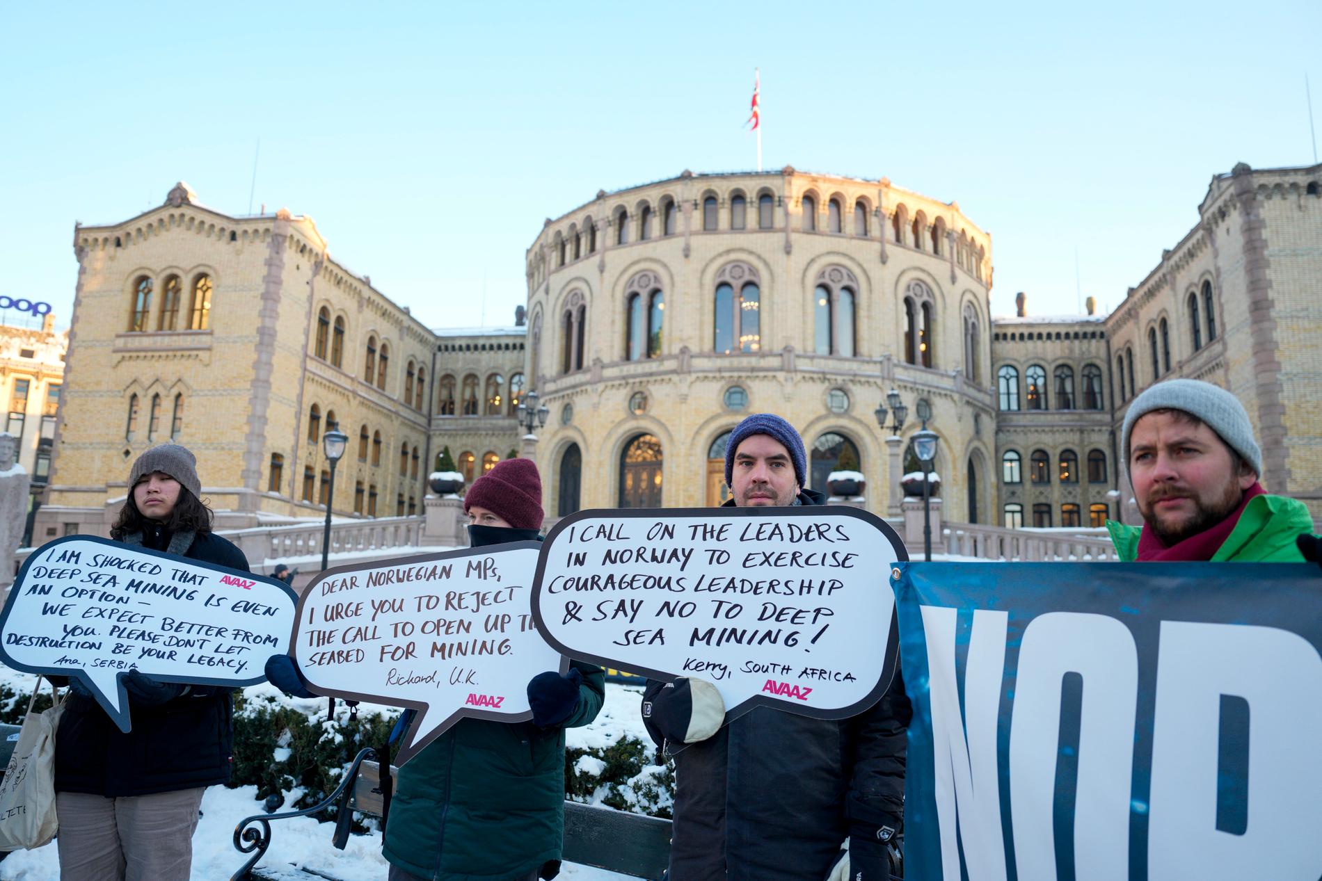 Greenpeace protesterade utanför Stortinget mot regeringens planer på djuphavsgruvdrift.