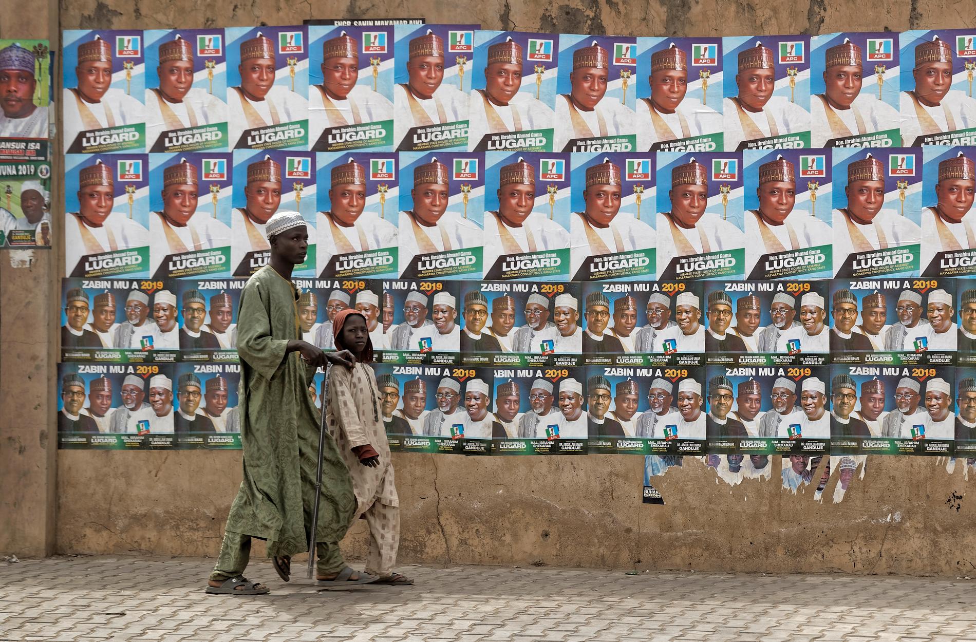 Valaffischer i Kano i norra Nigeria. Valet är sedan som egentligen skulle hållits förra lördagen sköts upp då flera distrikt saknade valunderlag.