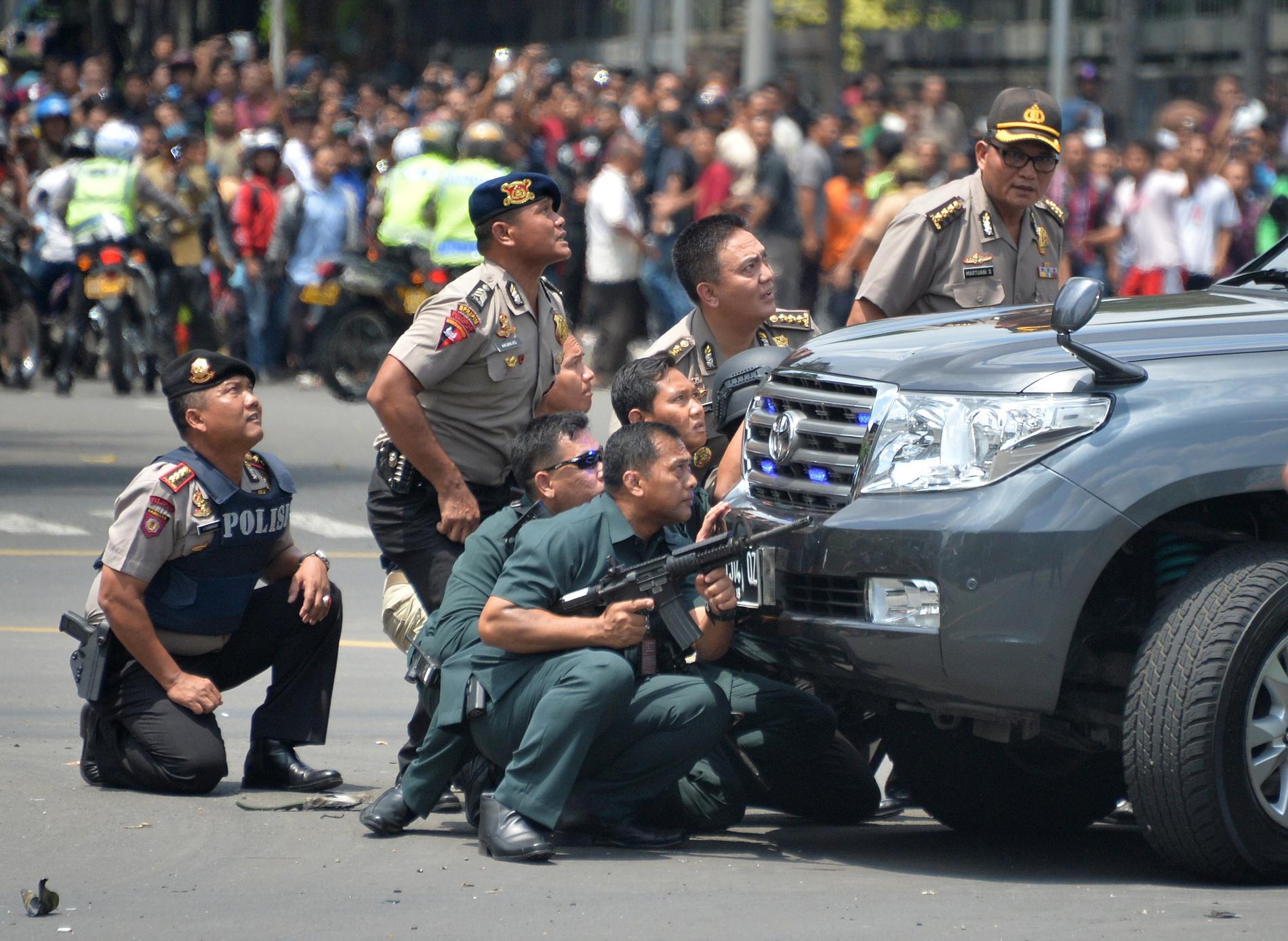 Indonesisk polis på plats efter explosionerna i Jakarta.
