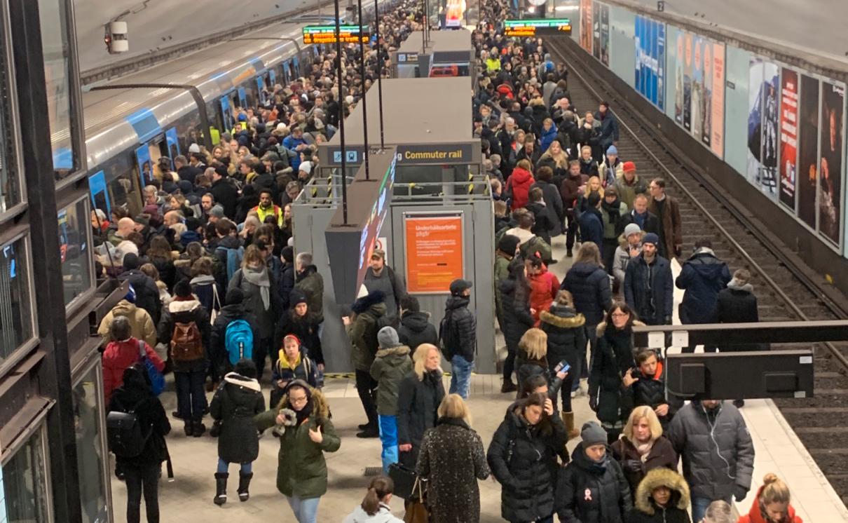 Under tisdagsförmiddagen har Storstockholms lokaltrafik återigen stora problem. 