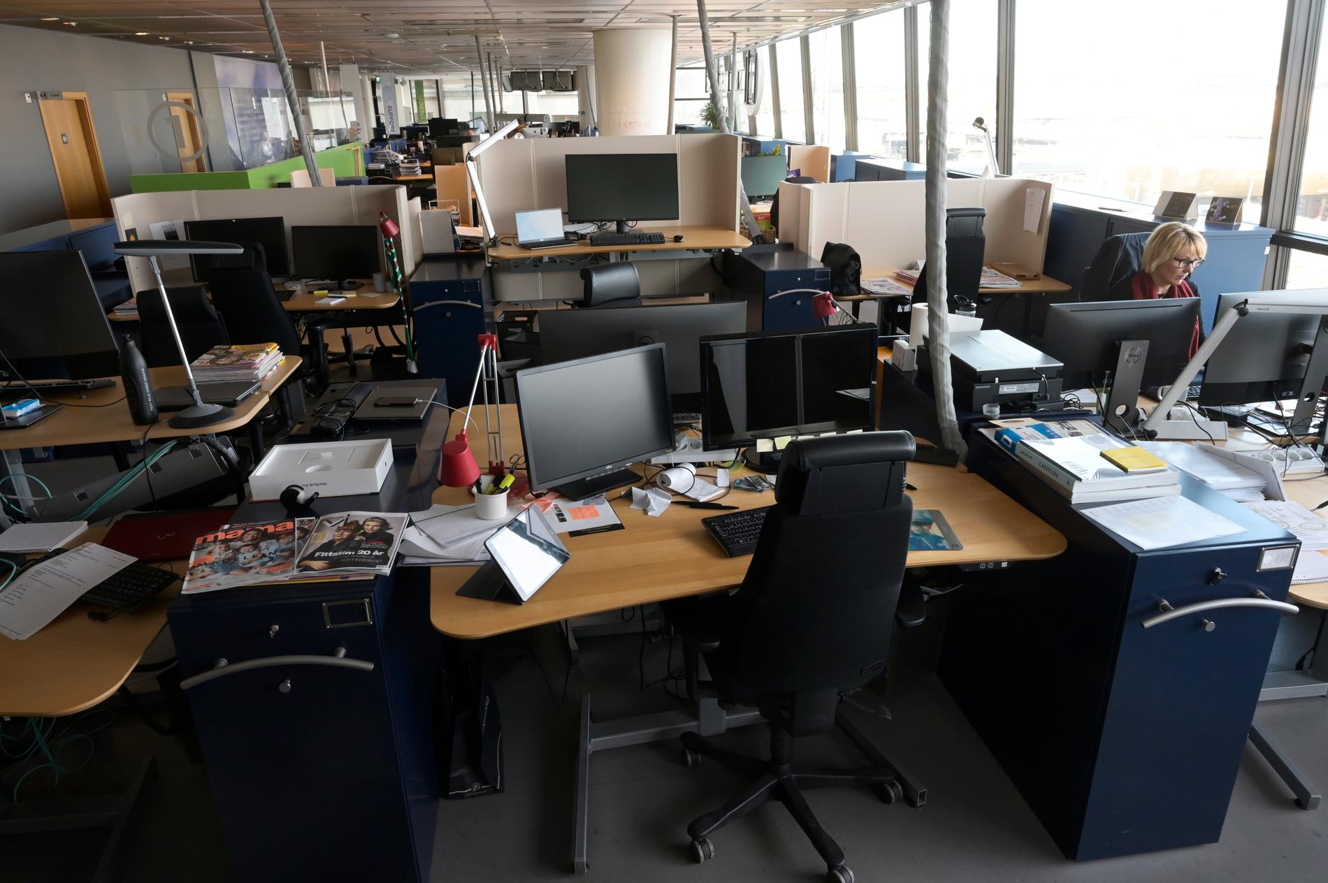 En ensam medarbetare jobbar på ett i övrigt öde kontor. Arkivbild.